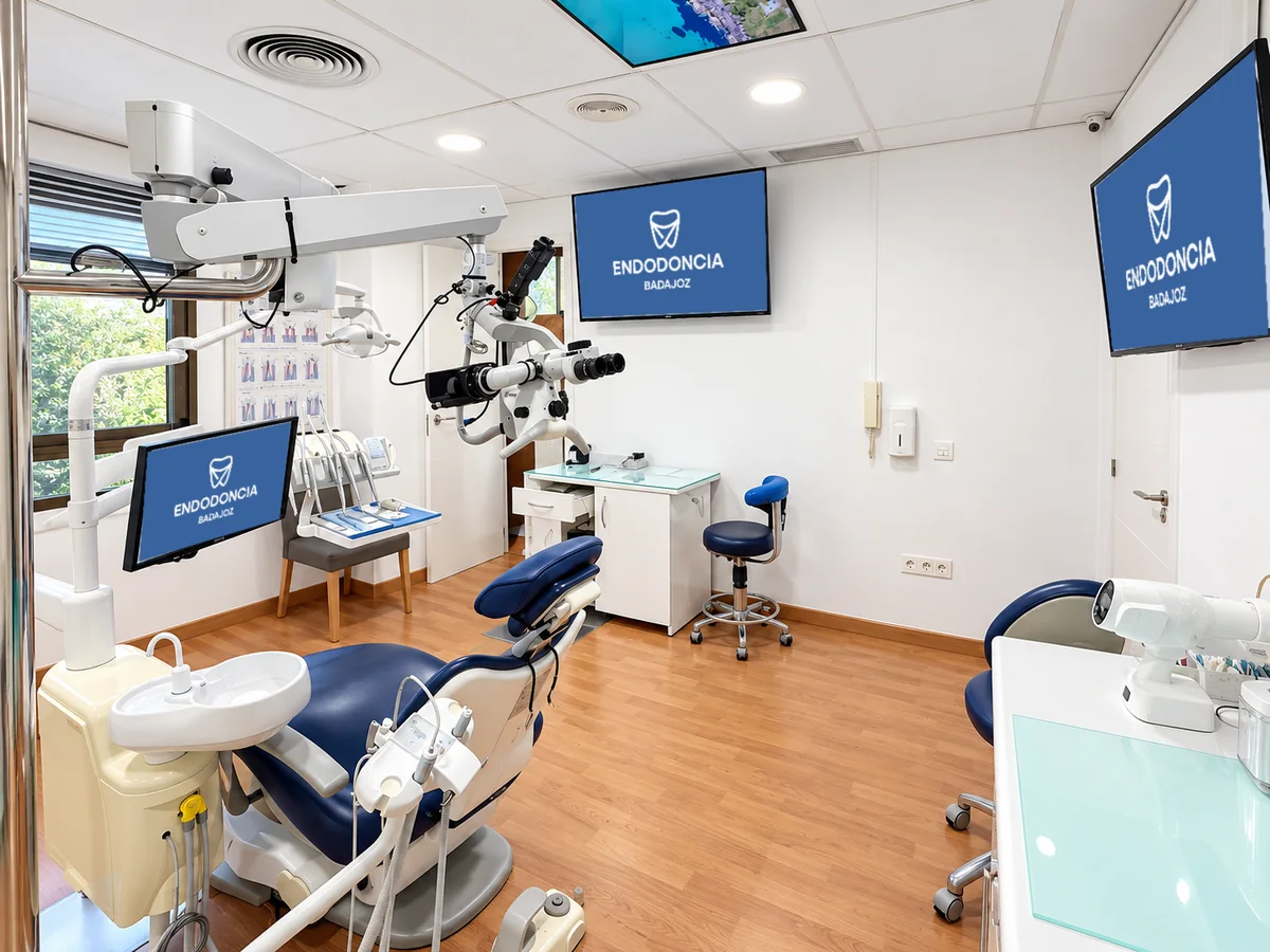 Gabinete de EndodonciaBadajoz con microscopio Zeiss, sillón y pantallas con el logotipo