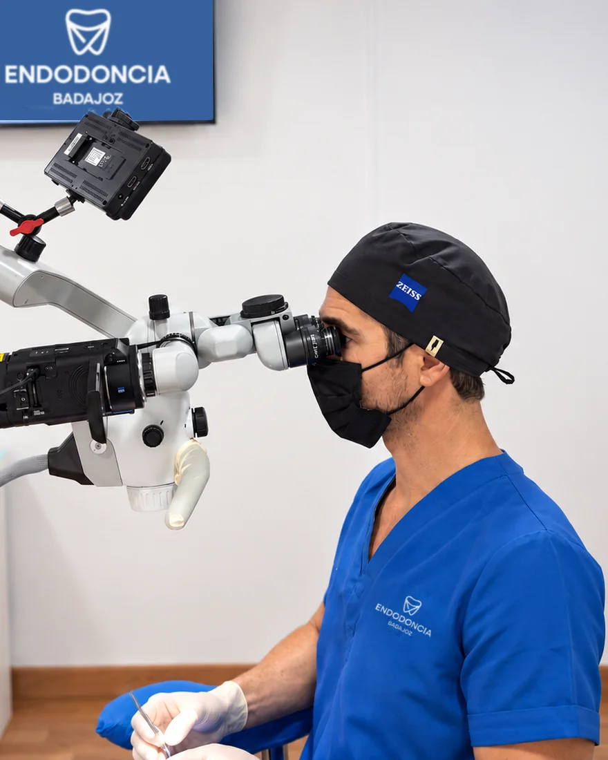 El Dr. Nieto trabajando con el microscopio Zeiss en EndodonciaBadajoz